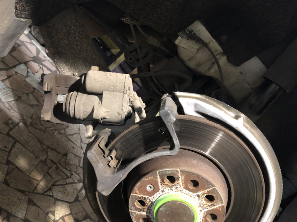 Фото 75 — Замена тормозных колодок Volkswagen Passat