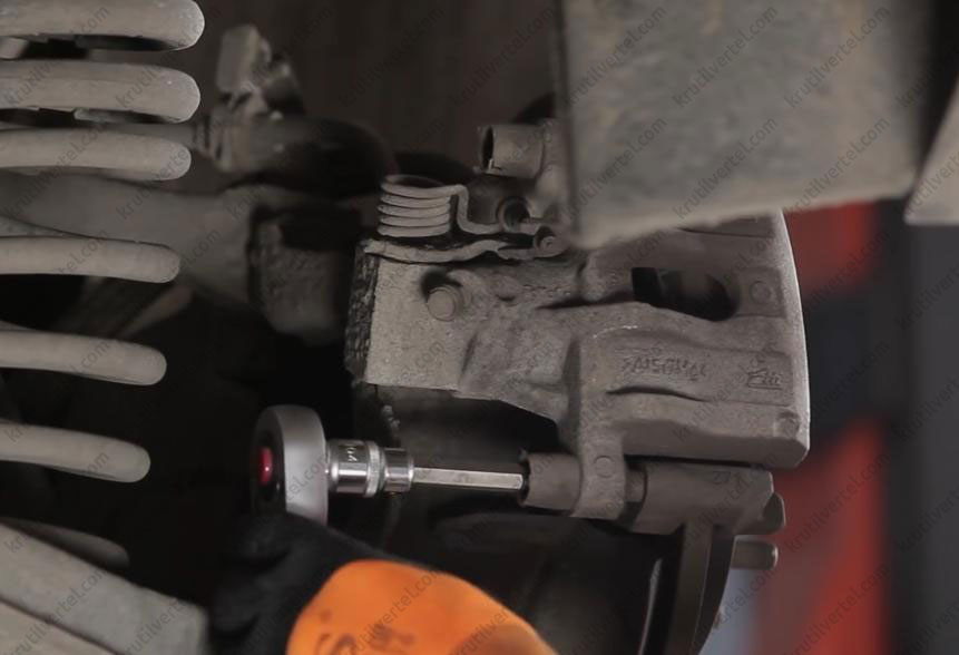 Фото 14 — Замена тормозных колодок Ford Focus